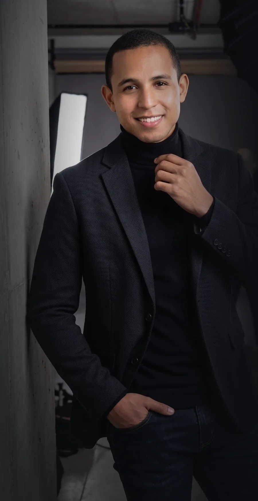 Gildson Soares, de blazer escuro, sorrindo